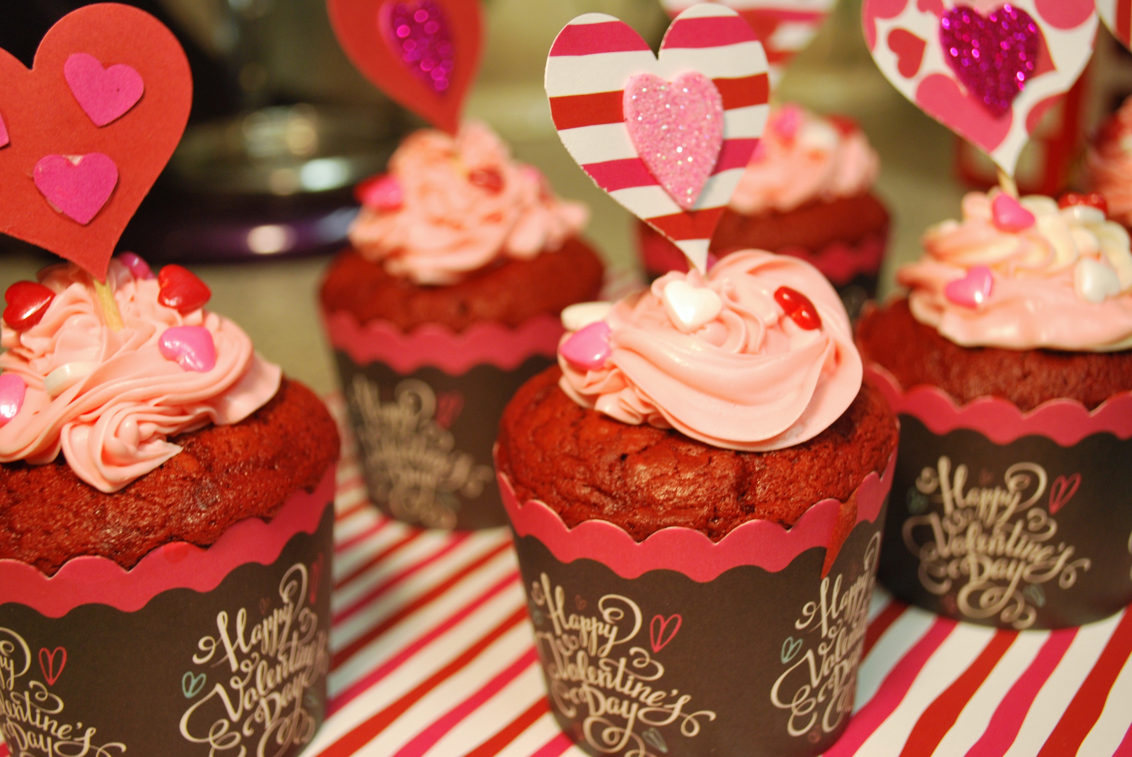 Valentine Cupcakes with 2 Color Frosting and DIY Toothpicks